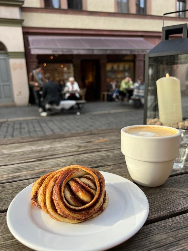 Verschnaufen bei Kaffee und Zimtknut