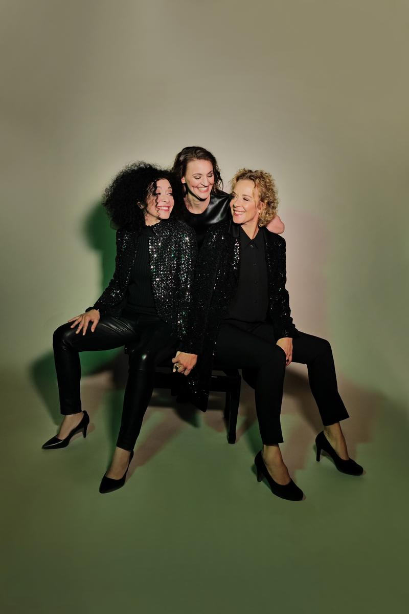 Am 25. Oktober präsentieren Katja Riemann, Franziska Hölscher und Marianna Shirinyan den „Karneval des Glücks“ im Stadttheater Fürth