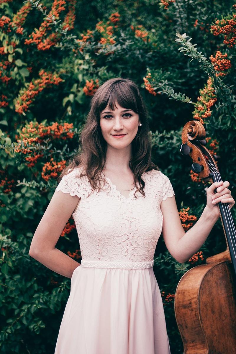 Die Cellistin Katharina Deserno spielt ein italienisches Violoncello von Carlo Antonio Testore