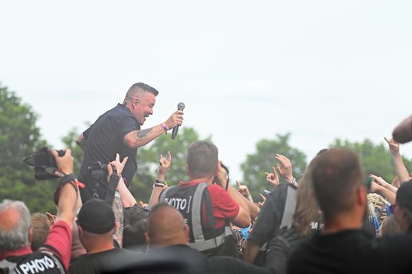 Dropkick Murphys-Frontmann Ken Casey präsentierte sich bestens gelaunt. Crowdsurfing inklusive