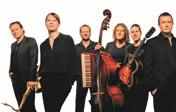 Birgit Minichmayr mit Shakespeare-Vertonungen und dem Ensemble Quadro Nuevo, Gitarrist Philipp Schiepeck