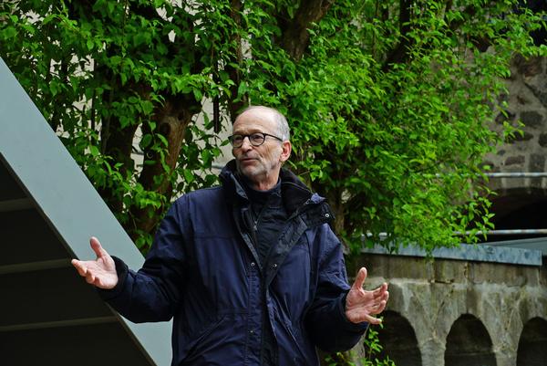 Johannes Kaetzler, Intendant der Kreuzgangspiele Feuchtwangen, im Kreuzgang-Bühnen-Ambiente