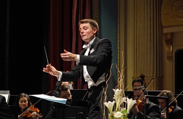 Generalmusikdirektor (GMD) Killian Farrell beim Neujahrskonzert am Staatstheater Meiningen am 3. Januar 2025