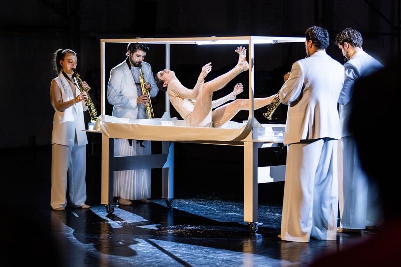 Die Performance „K.I.nd of Human“ wagt sich so an futuristische Fragen