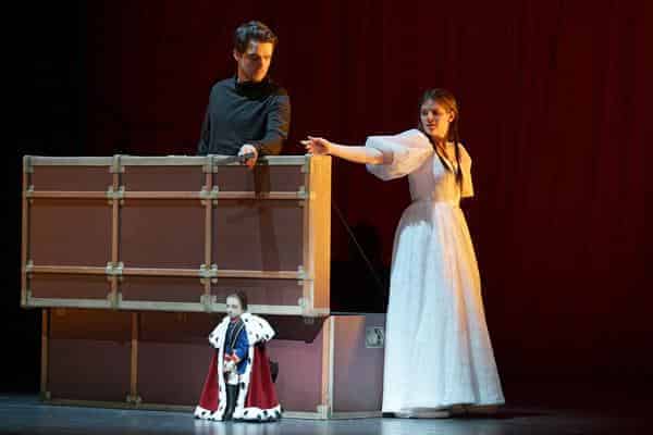 Die Kluge: Mikolaj Trabka (Der König) und Elizabeth Reiter (Die Kluge, Tochter des Bauern)