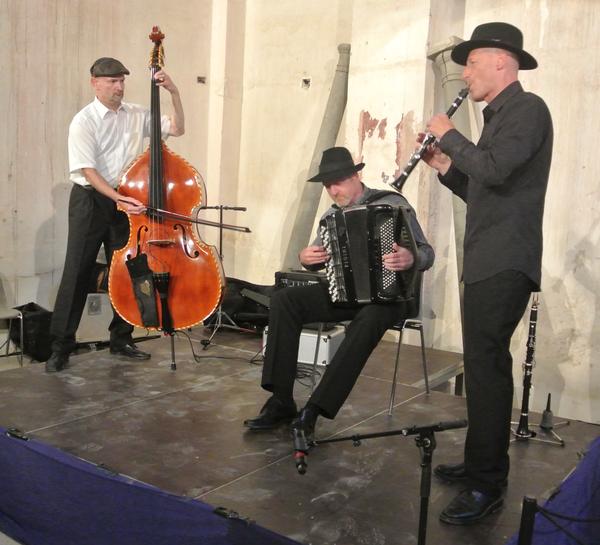 Das Klezmer-Trio tritt beim Musiksommer auf Schloss Seehof auf