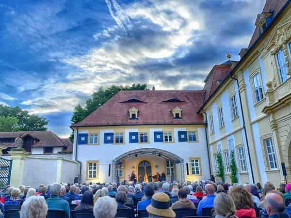 Der große Innenhof während eines Konzerts des Bamberger Streichquartetts