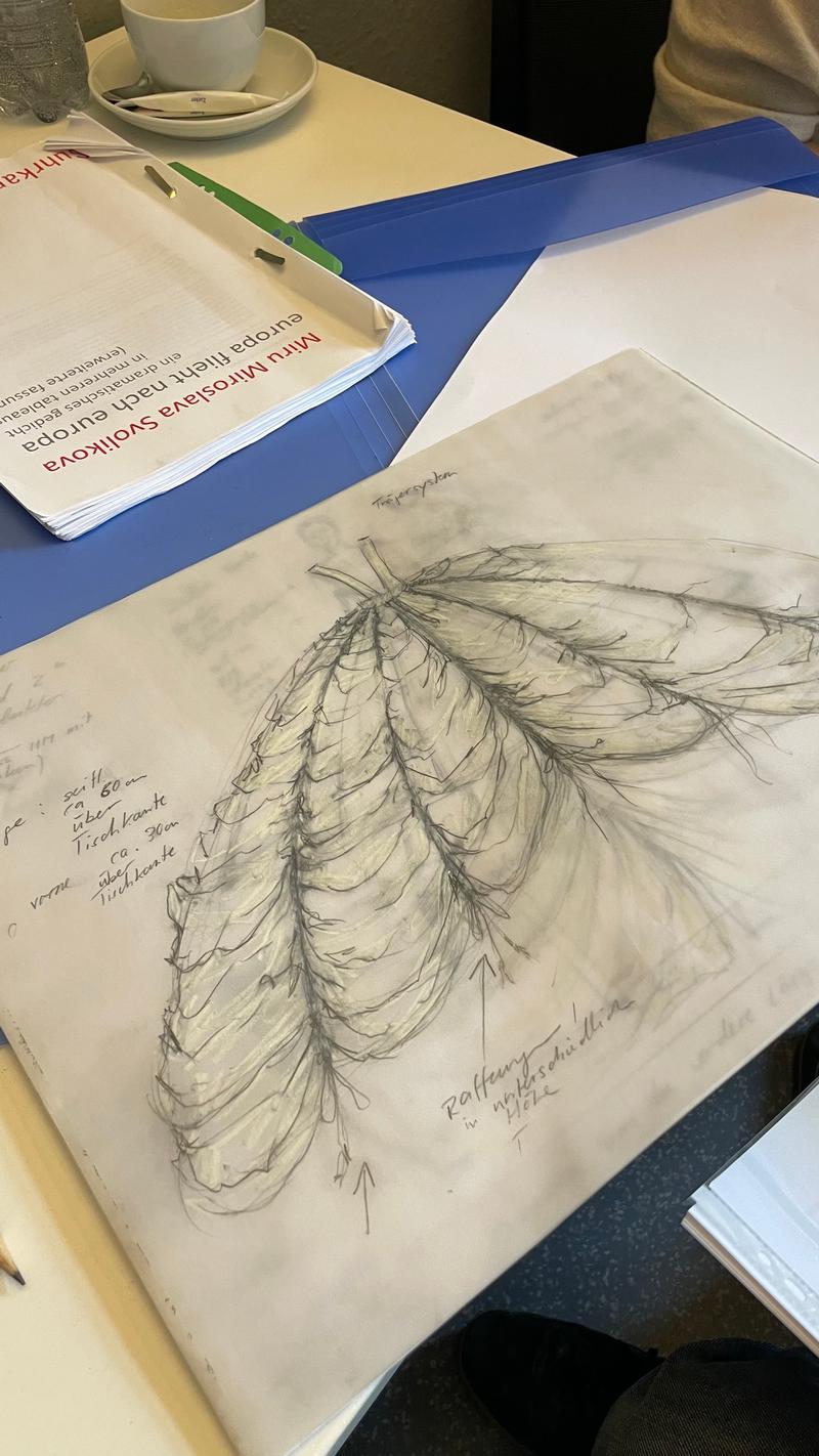 Kost&uuml;mskizze zu &bdquo;Europa flieht nach Europa&ldquo; von Sabine Blickenstorfer