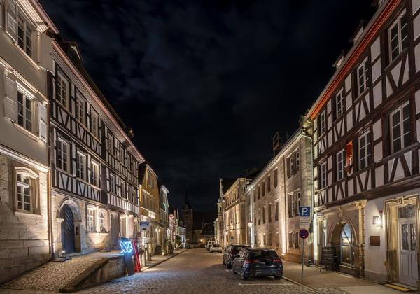 KRONACH leuchtet 2024: „Architekturbeleuchtung ganz in Weiß“ von Markus Stirn, Lichtplanung+ und „DEIN Lichtprojekt: Mehr Engelchen oder Teufelchen?“ vom Techniklabor Frankenwald-Gymnasium