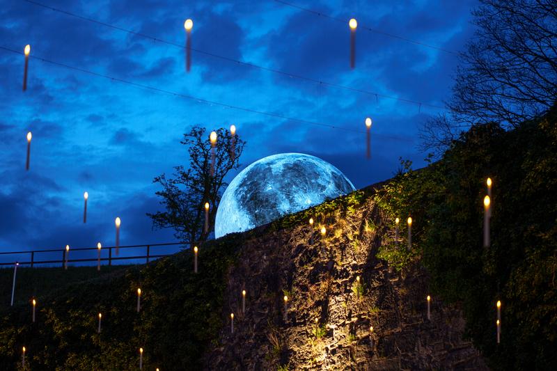 KRONACH leuchtet® 2025: Ein leuchtendes Meer schwebender Kerzen von Karin Siegemund-Stirn