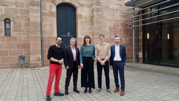 Das zeigt v. li.: Jens Ravari, Bernd Müller (Geige), Sophia Schulz (Violoncello), Sebastian Kolb (Kontrabass) sowie Dr. Benedikt Döhla (Kultur- und Sozialreferent der Stadt Fürth)