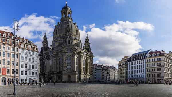 Menschenleerer Platz vor der Dresdner Frauenkirche