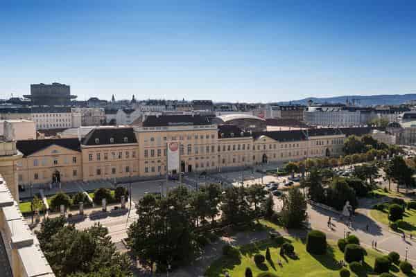 Außenfront des Museumsquartieres in Wien