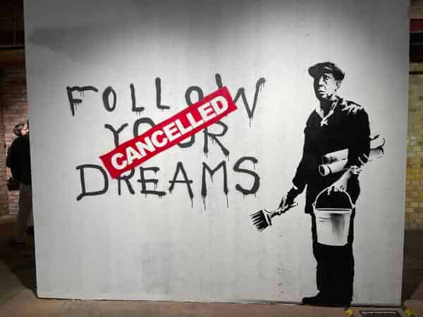 Faksimilie von Banksys „Follow your Dreams - Cancelled“ (Das Original aus dem Jahr 2010 wurde auf eine Hauswand in Chinatown, Boston, USA gemalt)