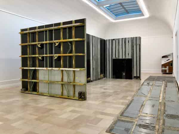 Michail Pirgelis: High Authorities, 2019 Aluminium, Fiberglas, Titan/Aluminium, fibreglass, titanium, Größe variable/dimension variable Kapsel 1, 2010 Aluminium, Fiberglas, Titan, Lack/Aluminium, fibreglass, titanium, lacquer, 203 x 102 x 99 cm
