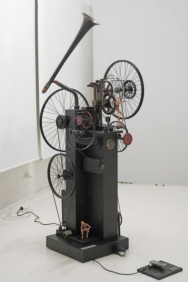 Charly-Ann Cobdak (München), Die Metamorphose der vergangenen Zukunft in der Gegenwart, Kinetische Skulptur, ca. 215 x 90 x 80 cm, 2012