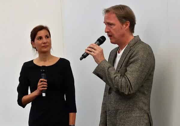 Intendantin Cora Bethke im Gespräch mit Albrecht Mayer bei einer Konzerteinführung 