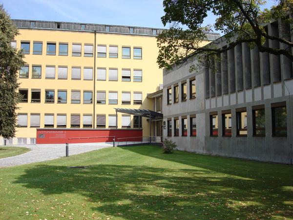 Das Landgericht Coburg dient als passende Location für das Stück