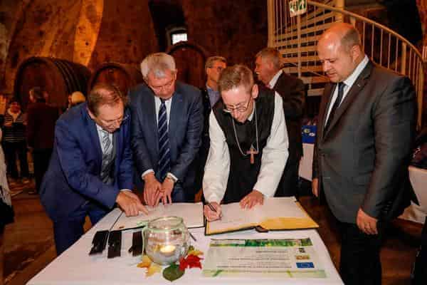 Cisterscapes Goldenes Buch: Abt Philipp von Stift Rein trägt sich in das Goldene Buch ein. Links Landrat Kalb, rechts MdL Holger Dremel, im Hintergrund Staatsminister Bernd Sibler mit Ebrachs Bürgermeister Max-Dieter Schneider