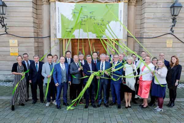 Cisterscapes Landkarte: Minister Sibler und Projektpartner vernetzen sich. 1. Reihe Mitte Staatsminister Bernd Sibler mit den Landtagsabgeordneten Hans Herold und Holger Dremel (li) und Landrat Kalb und Waldsassen Bürgermeister Sommer (re).