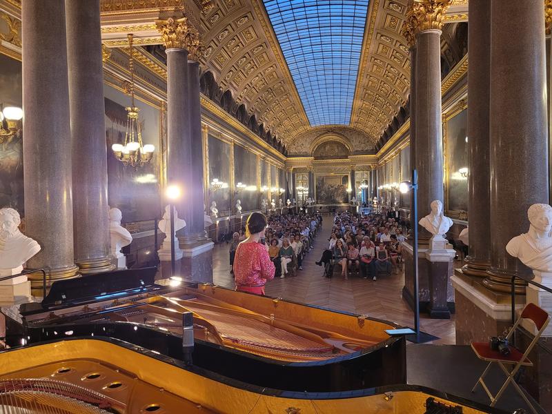 L&eacute;a Relkin, Generalsekret&auml;rin von Les Amateurs Virtuoses, im Ch&acirc;teau de Versailles
