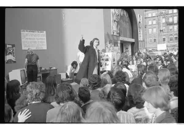 Michael Popp vor dem KOMM, 1973, Popp-Archiv