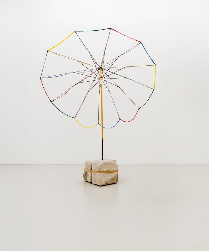Lena Schramm, Parasol 1, 2024, Sonnenschirm, Öl, Beton, Ratsche, 213 x 113 x 159 cm