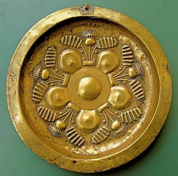 Sogenannte „Umbo-Schüssel“, frühe Sonderform, bezeichnet nach der nabelartigen Wölbung im Zentrum des Tellers, Nürnberg, 2. Hälfte 15. Jh., 