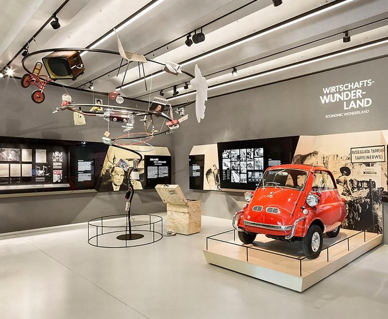 Blick in die Dauerausstellung „Wirtschaftswunderland mit Isetta und Produkttornado“