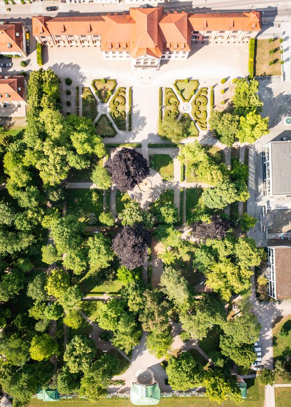 Hofgarten mit Sommerresidenz
