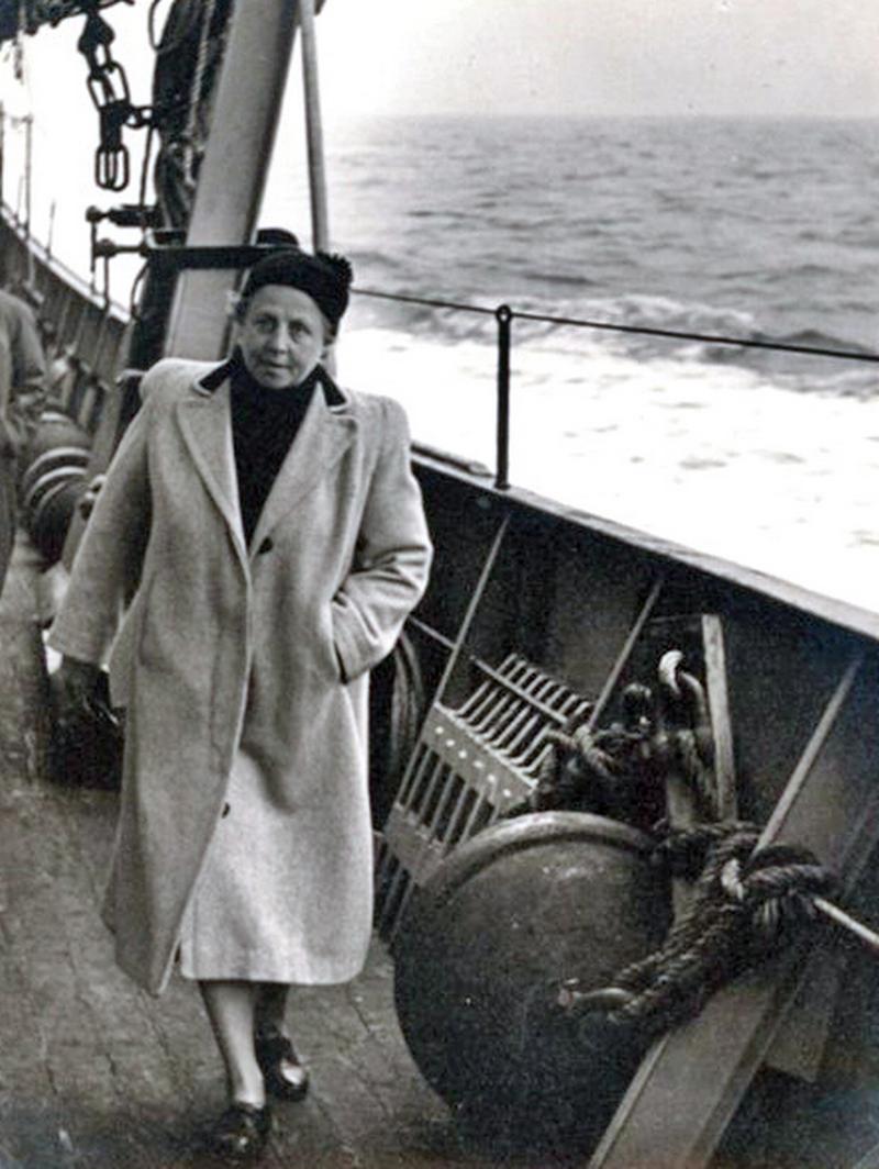 Luise Erhard bei einer Fischdampferreise 1951