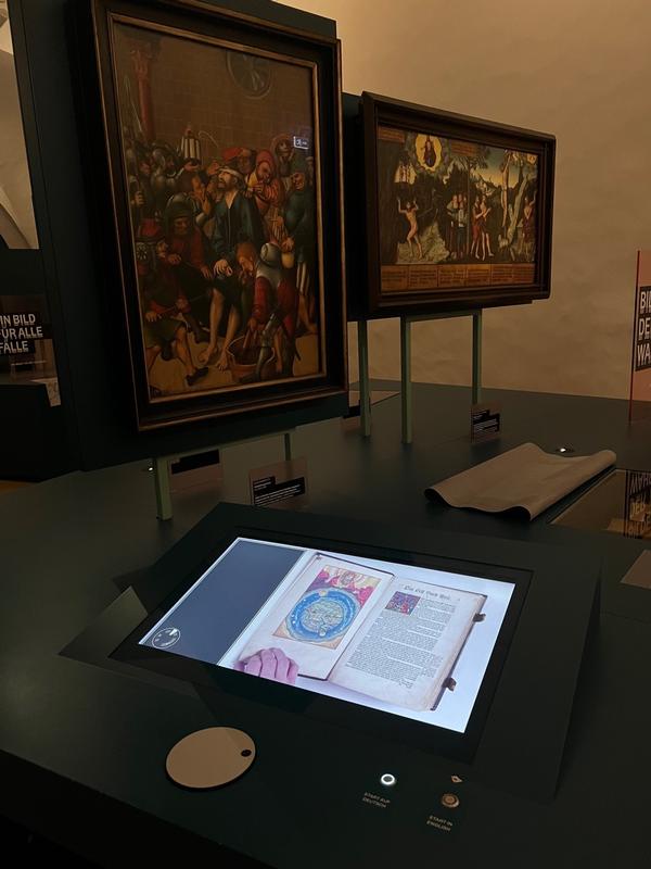 Cranachs Bilderfluten, Ausstellung in der Anna Amalia Bibliothek in Weimar, die "Lutherbibel" digital durchblättern