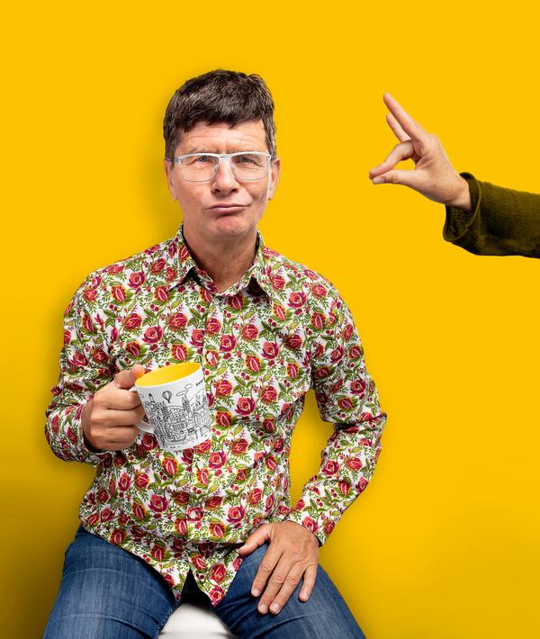 Der Kabarettist und Jongleur Mäc Härder
