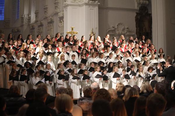 Die Mädchenkantorei am Würzburger Dom widmet der Hl. Luzia das diesjährige Adventskonzert