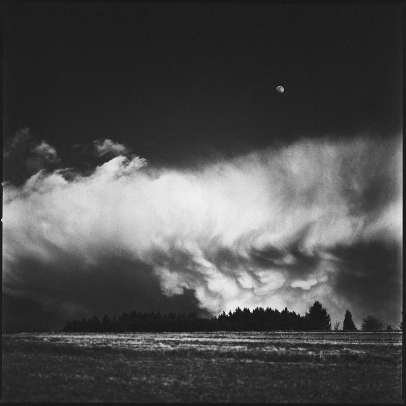 Stephan Amm: Moonrise Franconian Forest, März 2019, Hasselblad 2000FC mit Zeiss 110/2.0 und Rotfilter, Ilford Delta 100 in Caffenol-C entwickelt
