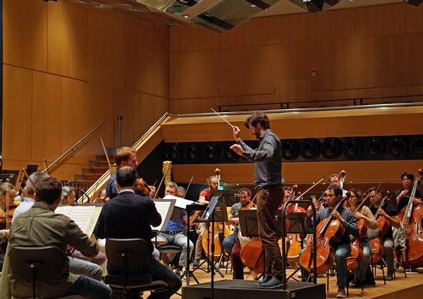 Martijn Dendievel bei der Probe zu seinem ersten Konzert als Chefdirigent der Hofer Symphoniker