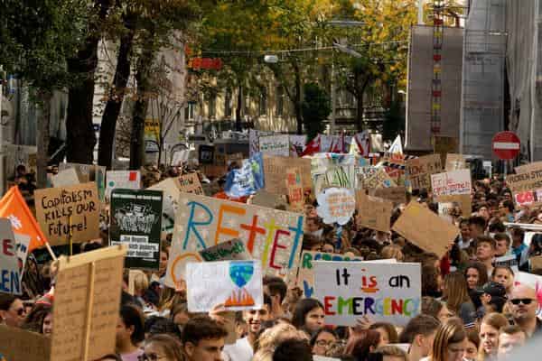 Die neudeutsche Demo(nstration) – kann auch als Demo(graphie) oder Demo(skopie) verstanden werden