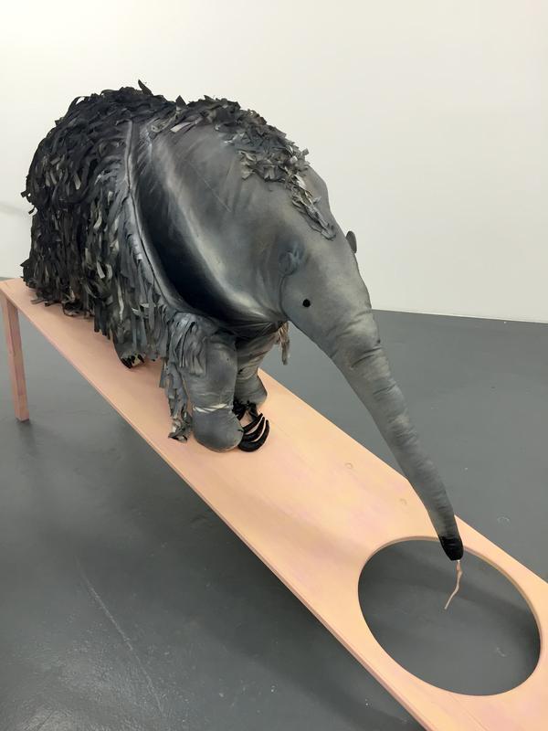 Mary-Audrey Ramirez, Einsamer Ameisenbär, 2015 Baumwolle, Metall, Füllwatte, Sprühfarbe, Flüssiglatex, Schaumstoff 