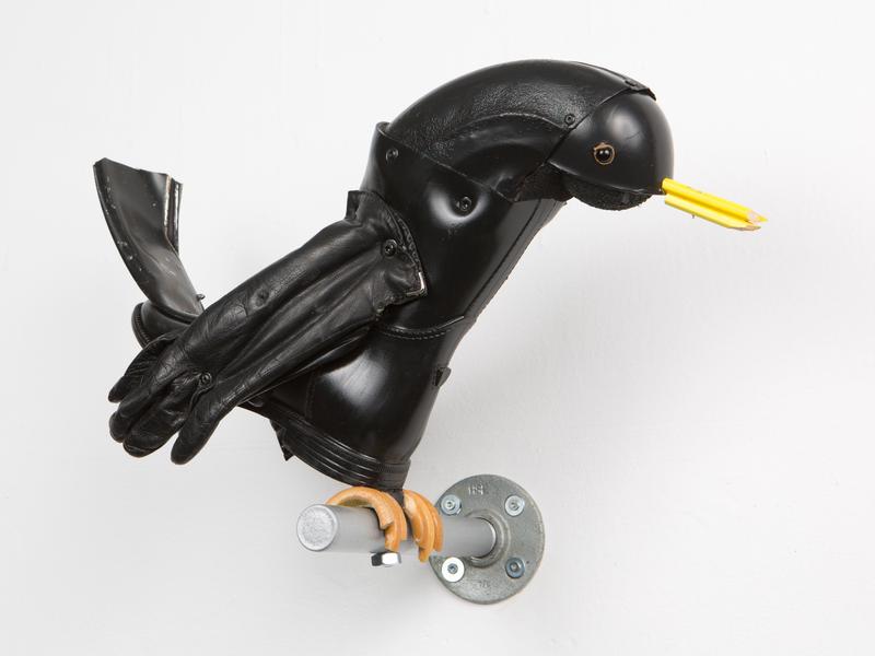 Matthias Garff: Amsel, 2021: Gummistiefel, Handschuhe, Bleistift, Tennisball, 33 x 44 x 14 cm