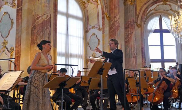 Das Philharmonische Orchester Würzburg, Ltg. Gábor Hontvári, Sopranistin Milena Arsovska sowie Tenor Joshua Withener lassen die italienische Oper hochleben