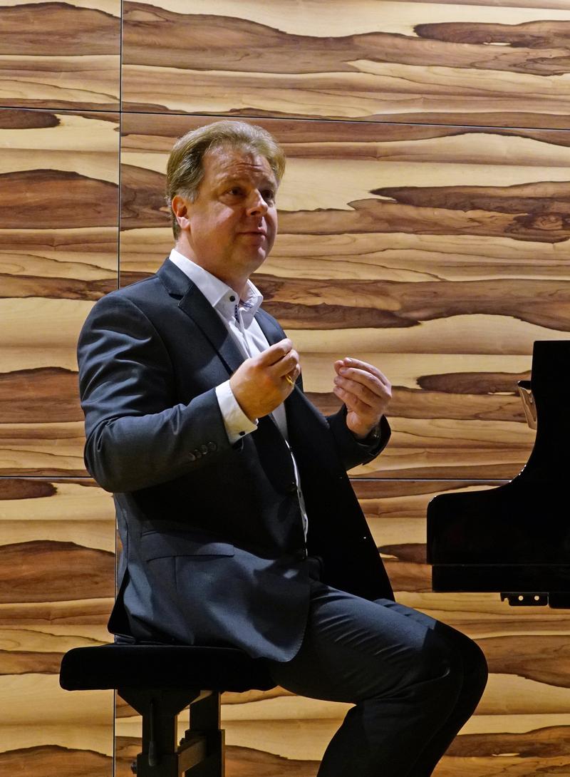 GMD Mark Rohde_Mainfranken Theater Würzburg bei der Konzerteinführung