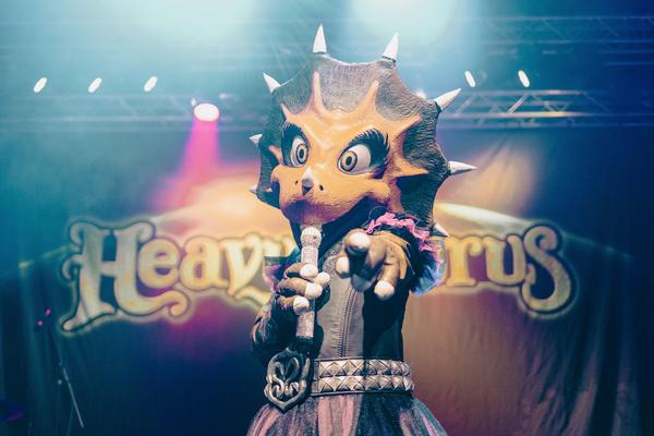 Das Ceratopsia-Mädchen Milli Pilli rockt die Bühne