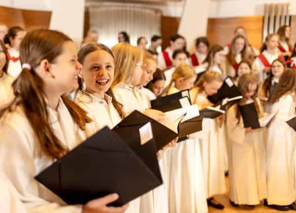 Der Aufbauchor der Mädchenkantorei in der Vorbereitung auf ein Konzert der Dommusik Würzburg