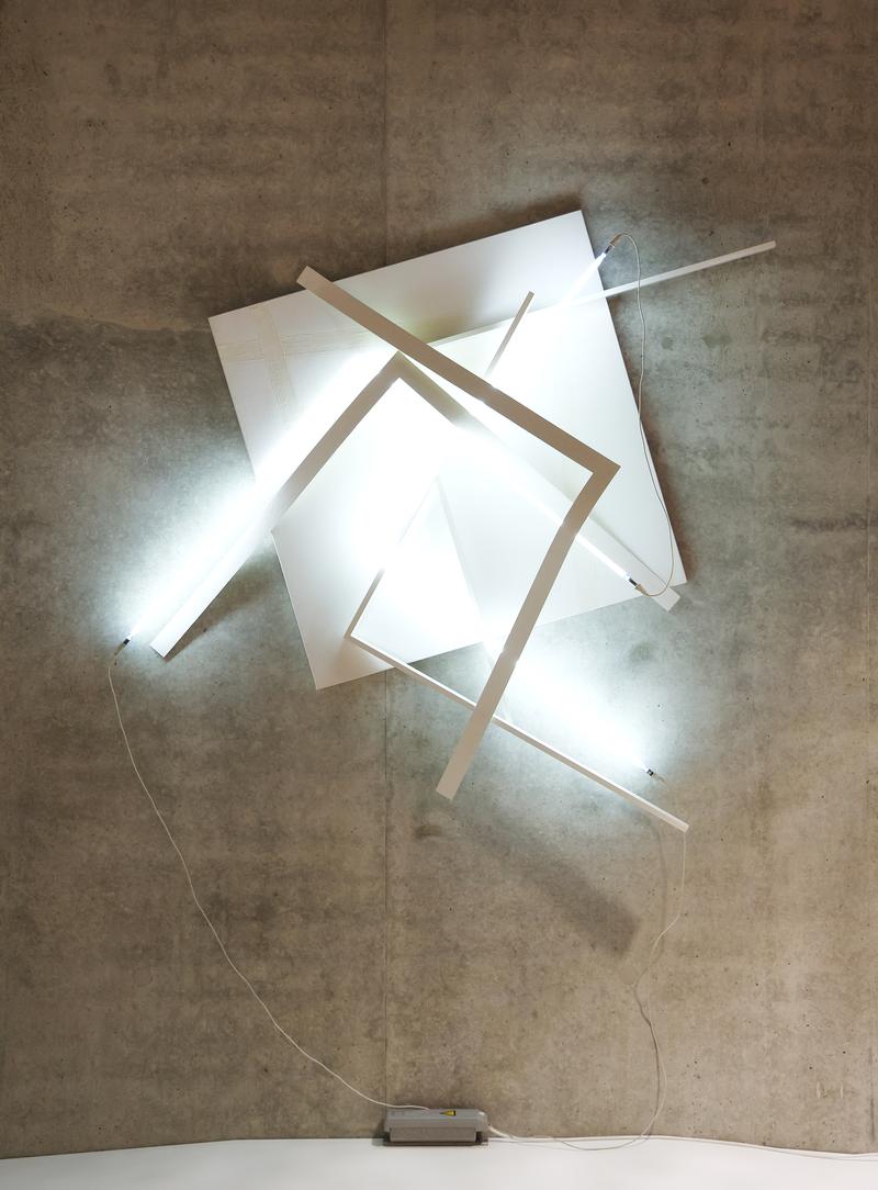 François Morellet, Relâche compact nº 3, 1993 Bleistift, Acryl und Öl auf Leinwand, Aluminiumwinkel, Neonwinkel, Klebestreifen, Kabel und Transformator , 150 x 150 cm, Sammlung Würth, Inv. 15621