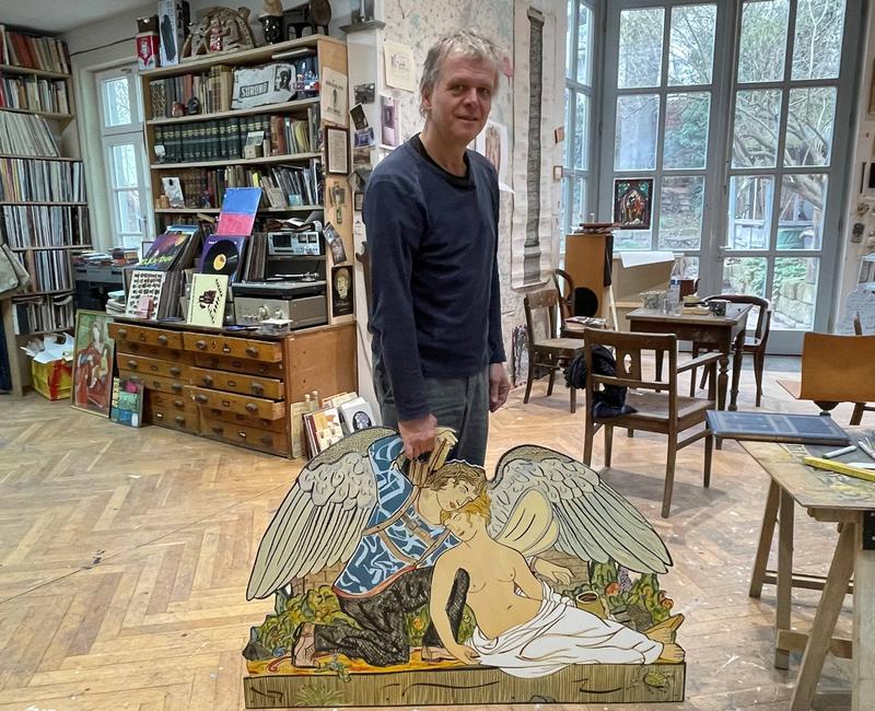 Moritz Götze in seinem Atelier mit einem neu geschaffenen Emaille-Bild aus seinem „Amor & Psyche“-Zyklus, März 2025