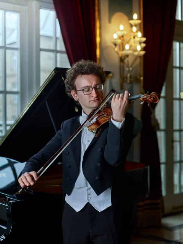 Moritz König interpretiert Max Reger auf der Violine