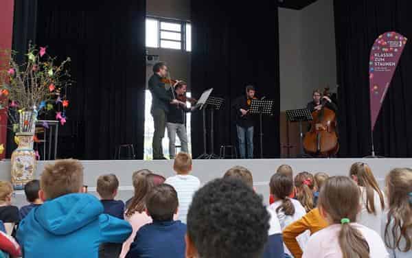 Mitglieder des Münchner rundfunkorchesters beim Besuch in der Schule