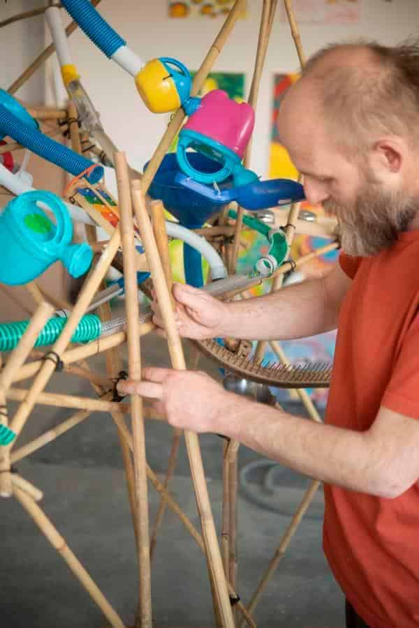 Stephan Schwarzmann, Aufbau der Murmelbahn im Atelier, 2023