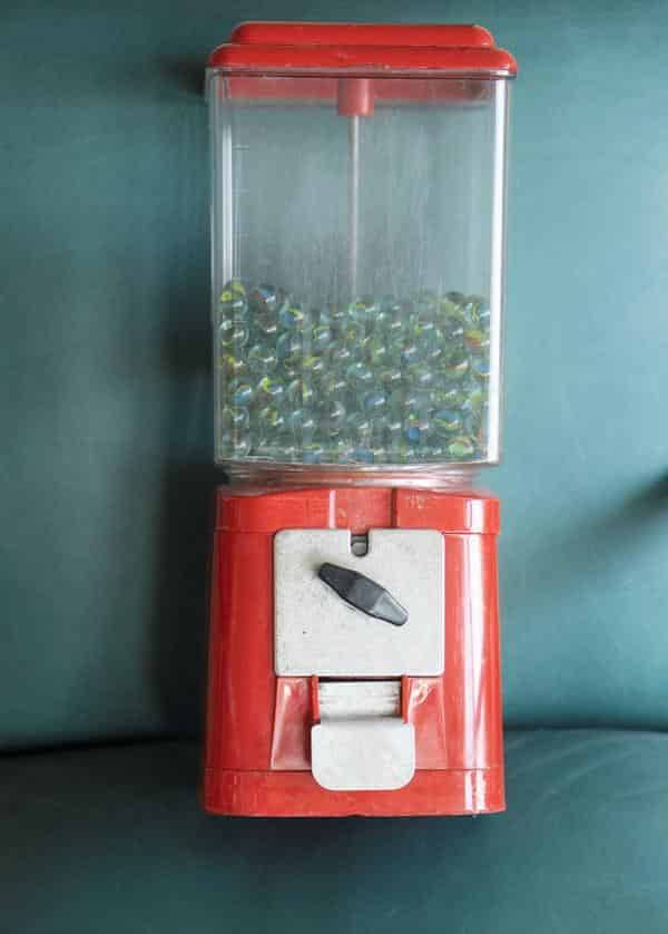Annett Langer, Hans-Thomas Langer, Stephan Schwarzmann, Murmelbahn: Kaugummiautomat, rot lackiert, mit Glasmurmeln befüllt, 2020