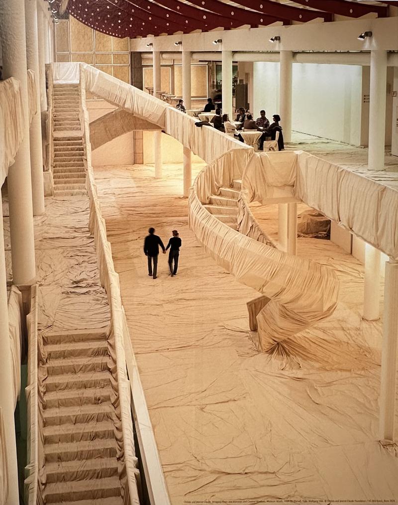 Christo und Jeanne-Claude, Wrapped Floors und Stairways and Covered Windows (Project for Museum Würth, Künzelsau, Germany) 1994, Collage in zwei Teilen: Bleistift, Stoff, Emailfarbe, Pastell, Kohle, braunes Packpapier und technische Daten